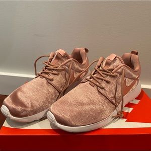 NIKE Rose gold Roshe Sneaker
